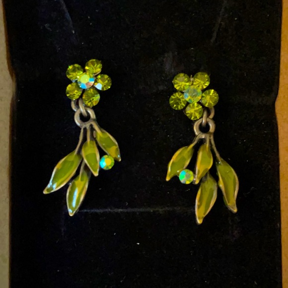 Vintage warm green pierced rhinestone flower drops - Picture 1 of 2